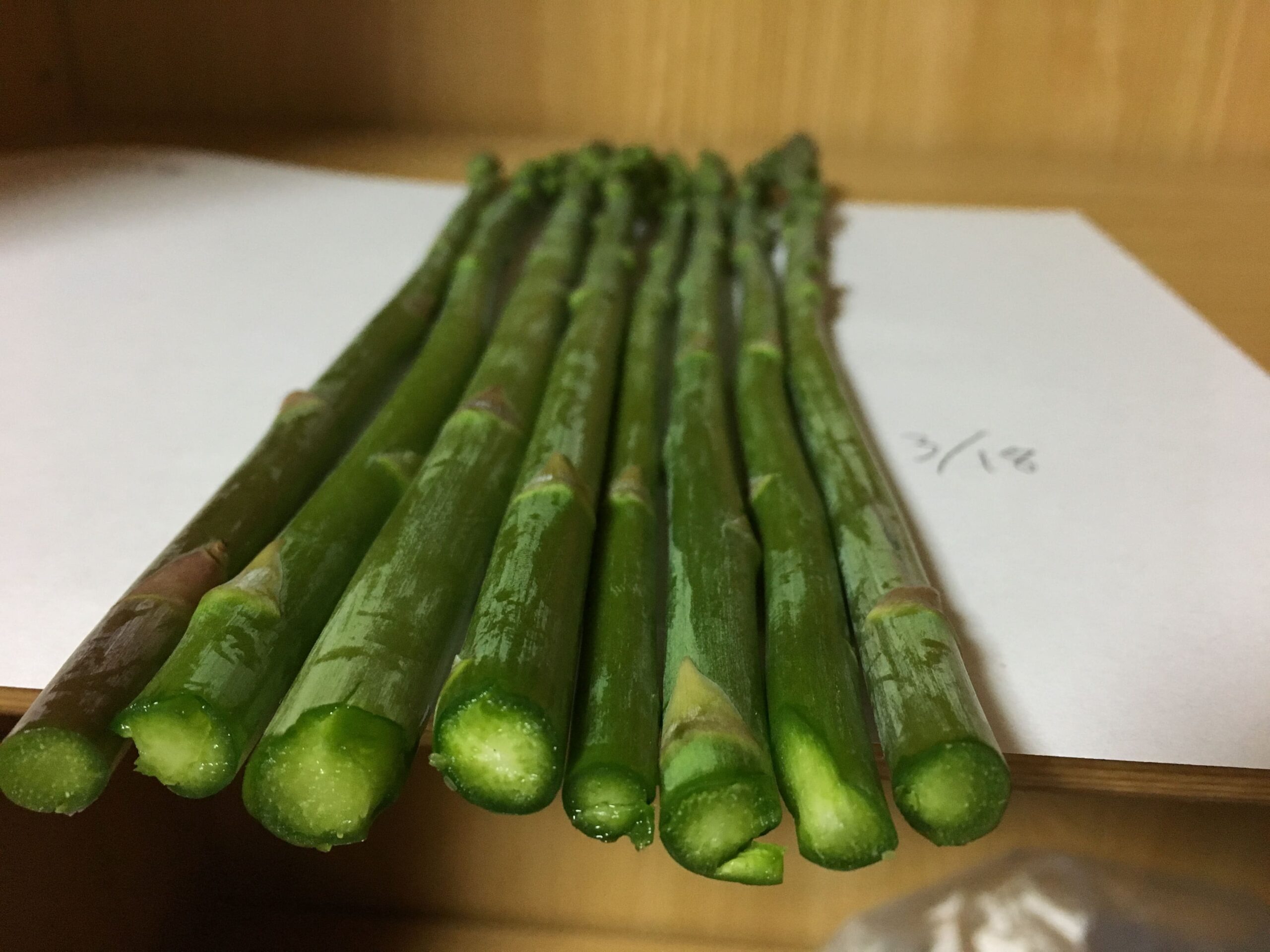アスパラを美味しく食べる 冷蔵庫で保存する方法 農業応援サイト Ishizue